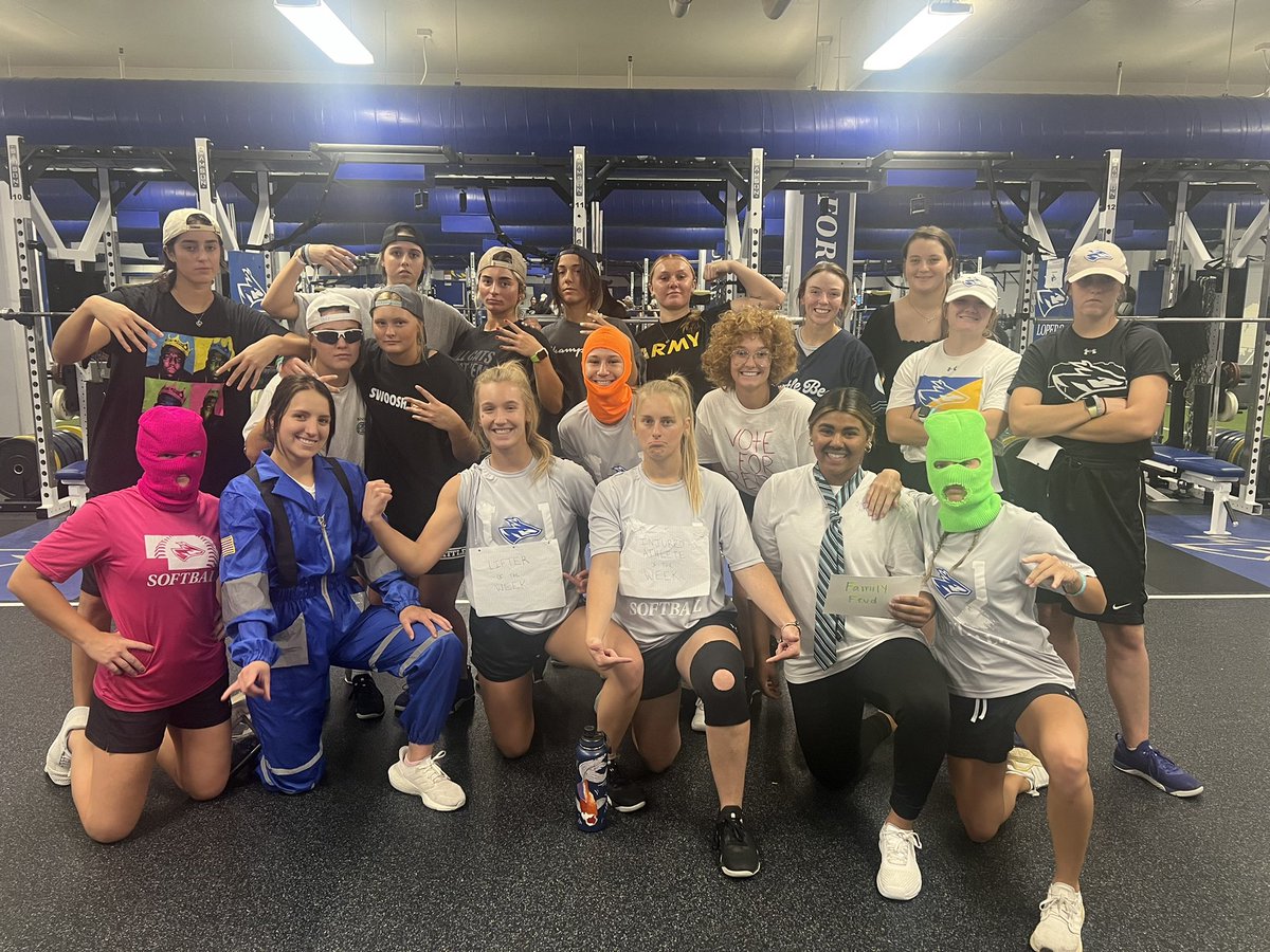 UNKSoftball's tweet photo. 🎃Happy Halloween from our gym rats!🎃

Who’s the real @S_Stock16 …we can’t tell. 🤷‍♀️ https://t.co/VWgK1jsrdL