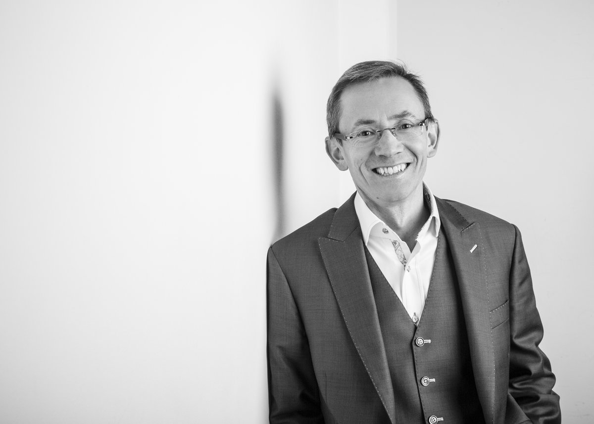 Thrilled to announce that we've signed author David Barker (<a href="/BlueGold201/">David Barker 📕 Pax & The Missing Head out now</a>) and will be publishing his steampunk, dystopian, middle-grade trilogy 'London Falling' — starting with 'Pax and the Missing Head' in autumn 2023.

Read more 👇
tinytreebooks.co.uk/blog/tiny-tree…