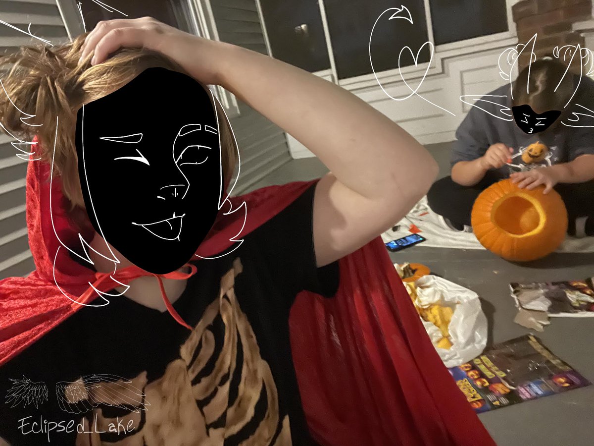 mindi830's tweet image. Had a wonderful Halloween with @eclipsed_lake !!! Classic pumpkin carving and gorging on candy 🎃😜 #halloween #spookyseason #smallcc #mcyt #digitalart #sketch #mcyt