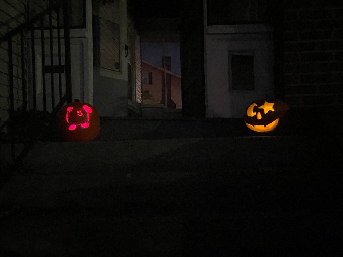 mindi830's tweet image. Had a wonderful Halloween with @eclipsed_lake !!! Classic pumpkin carving and gorging on candy 🎃😜 #halloween #spookyseason #smallcc #mcyt #digitalart #sketch #mcyt