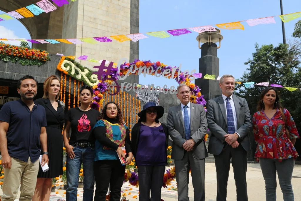 Cimacnoticias's tweet photo. Este 31 de octubre, activistas y periodistas rindieron un homenaje a periodistas y defensoras de derechos humanos asesinadas, con una ofrenda en el Monumento a la Revolución, en la #CDMX.
🗞 📲 https://t.co/Pf9ZHdLllZ 
 #ConocerlesEsReconocerles  #DefenderDerechosSignifica https://t.co/9Xtwy5JGRO