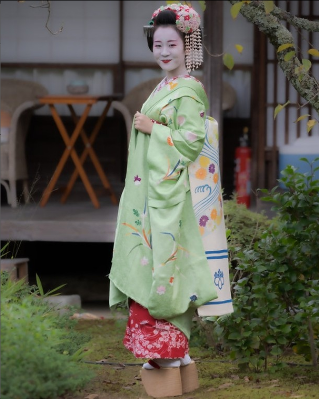 5050maiko's tweet photo. #Kyoto Maiko "Asuha" Photo album - October 17, 2021
https://t.co/hab8pwBOXa
#Maiko is #Asuha
Location is #EiuninTemple
Photo by #idacchi
License CC BY-SA
#撮影会 #PhotoSession #京都 #花街 #Hanamachi #舞妓 https://t.co/SN6fe3bypc