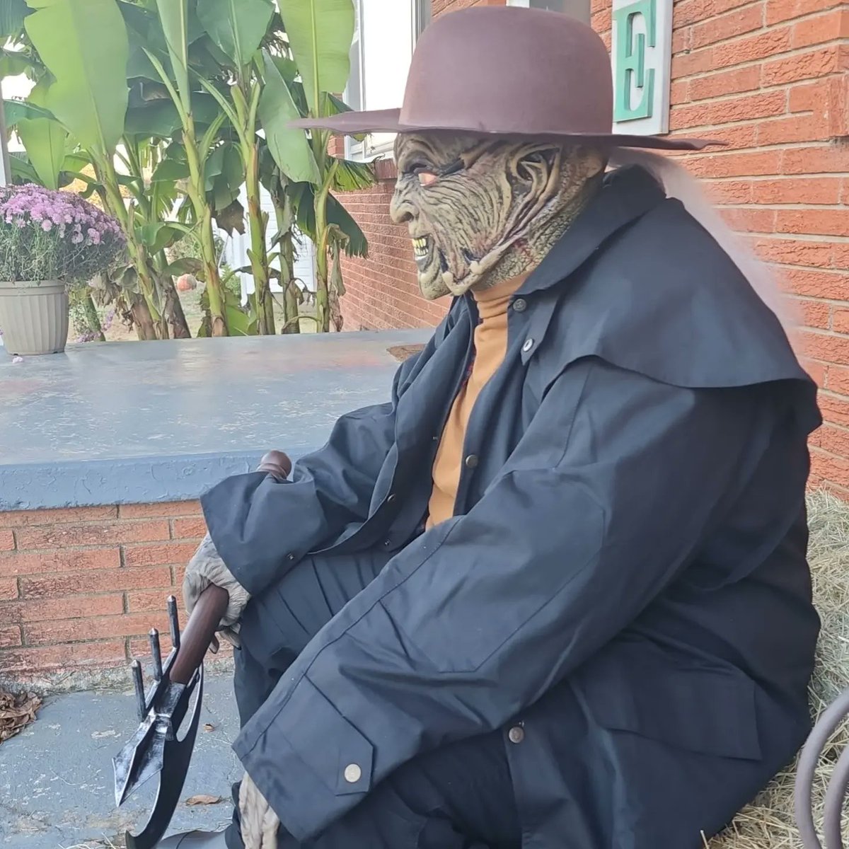 CrystalGC72443's tweet photo. Another successful year of scaring trick or treaters for Garren.
Happy Halloween everyone! https://t.co/BKD6p6739x