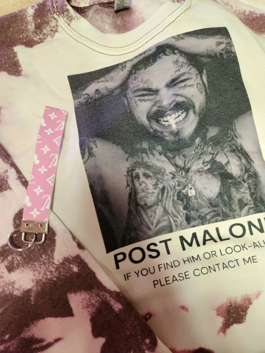 EviL_KiTty_420's tweet photo. GUYSSS!!! ITS HERE AND ITS BEAUTIFUL!!! ❤️❤️🤘😍 I'll for sure be ordering more custom Posty gear from @Ieondechino And she even threw in this cute little keychain. THANK YOU!!
@PostMalone @rriproarin @PostyTheMANNN #PostMalone #Postyattire #cutepackage https://t.co/8ADZlpID0Z