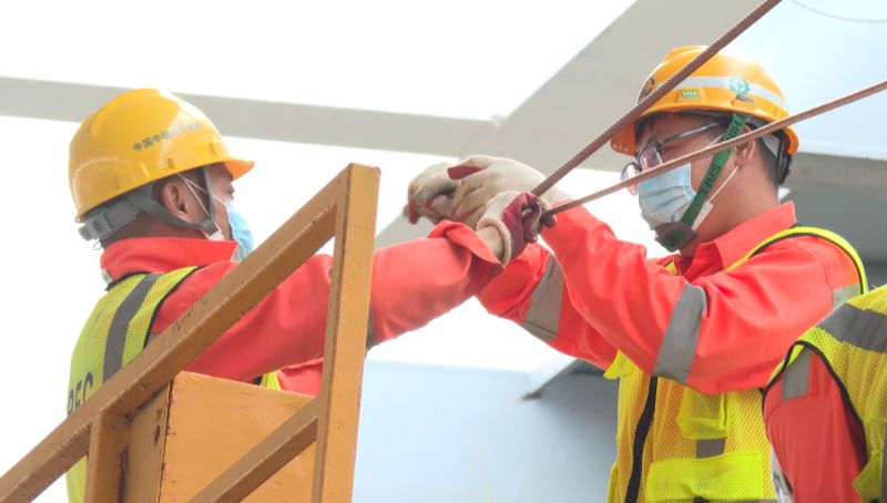 CRECofficial's tweet photo. CREC has successfully installed the first wire of the OCS between Tegalluar Station and Padalarang Station of the Jakarta-Bandung High-Speed Railway Project on October 19. The electrification construction of the Project has entered a professional stage. #railway #Indonesia https://t.co/GgVDkdqLa3