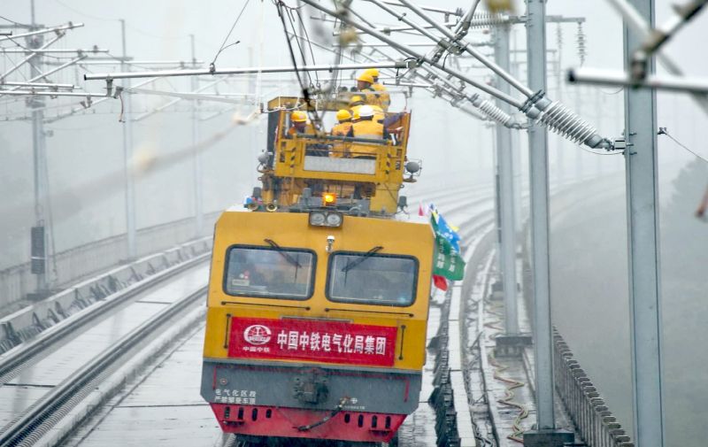 CRECofficial's tweet photo. CREC has successfully installed the first wire of the OCS between Tegalluar Station and Padalarang Station of the Jakarta-Bandung High-Speed Railway Project on October 19. The electrification construction of the Project has entered a professional stage. #railway #Indonesia https://t.co/GgVDkdqLa3