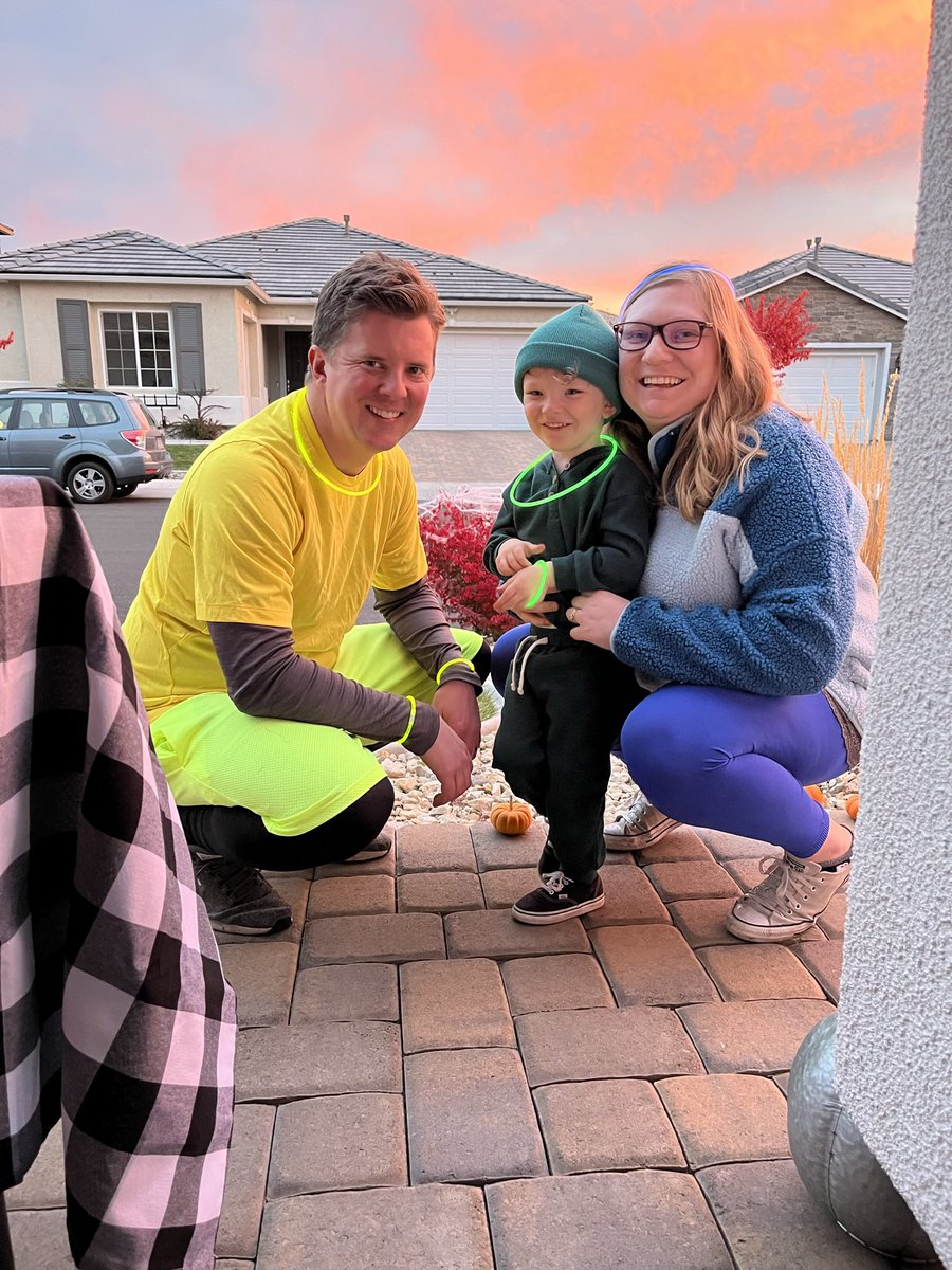 HLNCampbell's tweet photo. Blue and yellow make green! 😂 Happy Halloween! https://t.co/BPMrzsw8FM