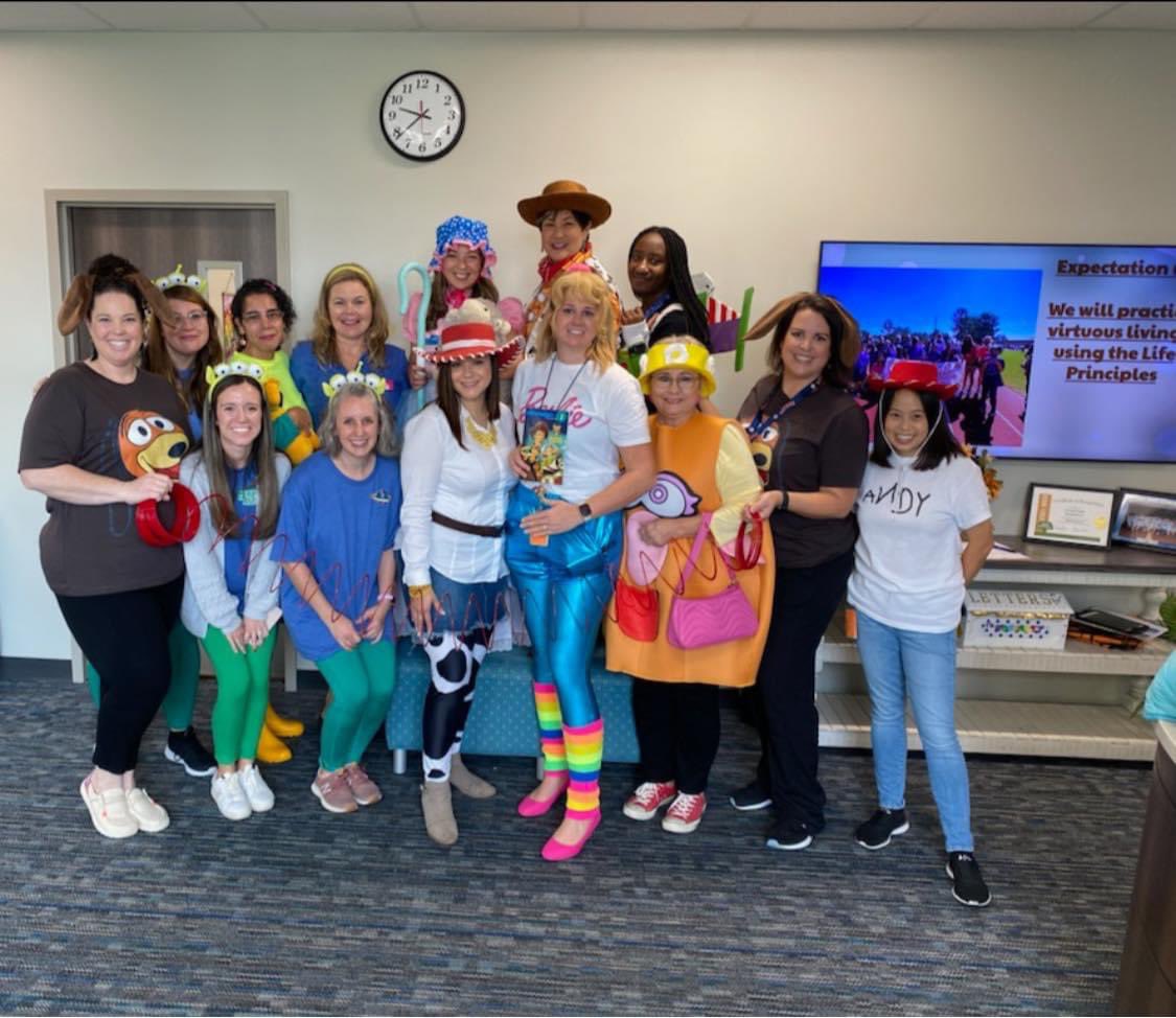 MrsOakes4's tweet photo. Halloween fun for the storybook parade today! @TStudentsupport #TISDGameChangers #GOblazeatrail #TeamTitan @MrsOakes4 @DrMichelleHowa1 @TISDGOES https://t.co/4fjjC427cC