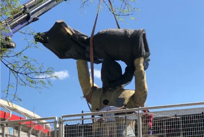 RIVERenLINEA's tweet photo. AHORA] al AIRE Carlos Trillo @DrCarlosTrillo: "fue una odisea trasladar la estatua de #Gallardo. de Vicente López al Monumental tardamos cuatro horas". https://t.co/QbP3UA5Tof