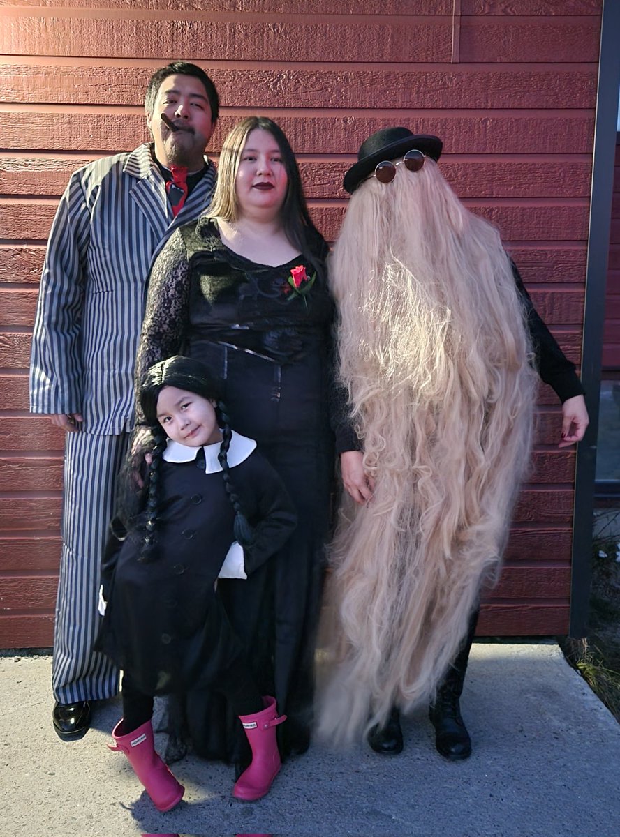 BessieJHouse's tweet photo. Happy Halloween from the Addams Family 🎃 #AddamsFamily #CousinItt #wednesdayaddams #MorticiaandGomez #Halloween2022 https://t.co/u0g8PlhB9K