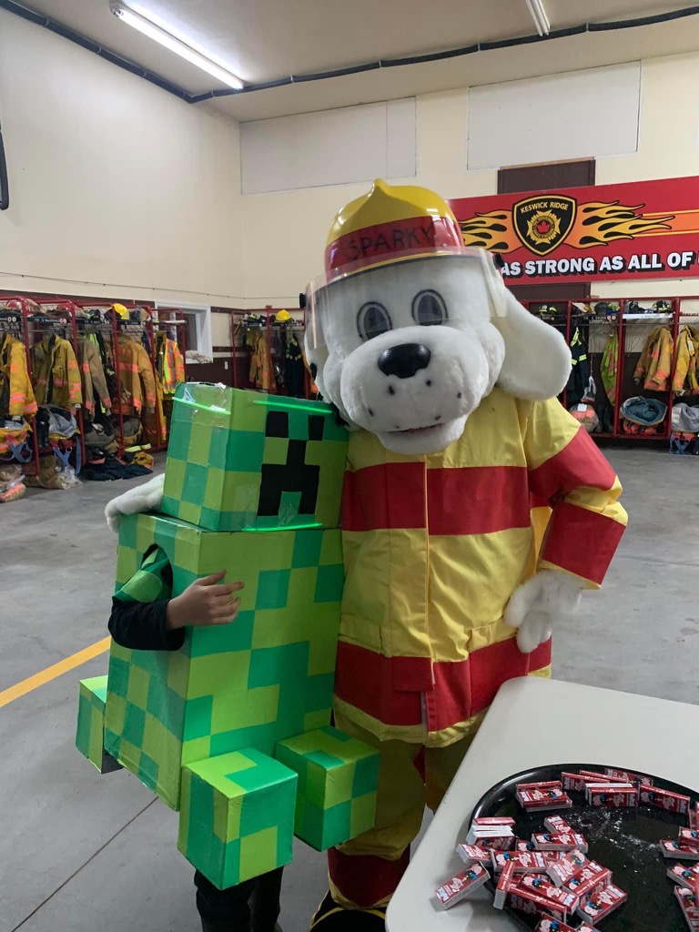LauraKingNFPA's tweet photo. This photo made my Hallowe'en!!
My friend @Sparky_Fire_Dog, aka firefighter and educator Carol Gilmore, and her Minecraft-fan grandson at the fire hall in Keswick, New Brunswick, tonight.
Carol is just a little bit younger than Sparky!
#PubEdWorks https://t.co/xFV76qhJgb