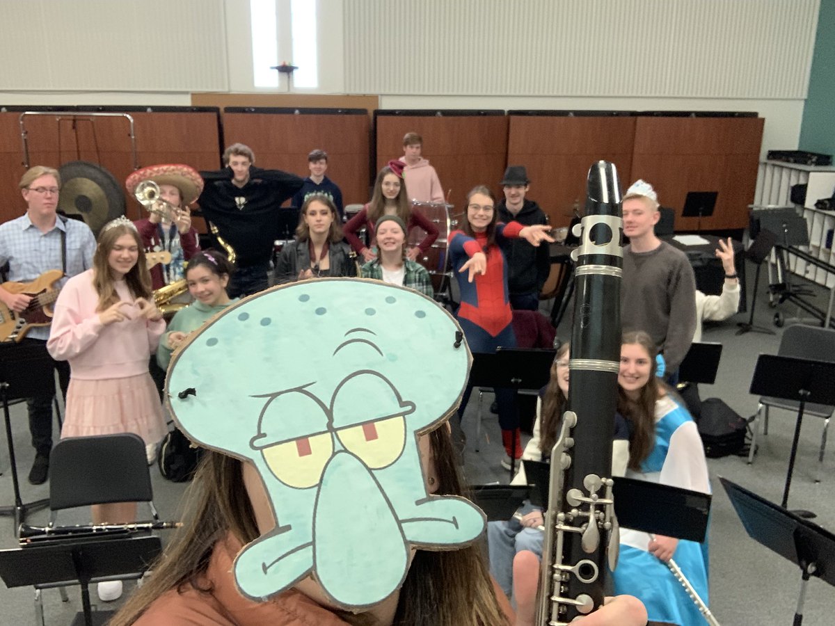 AnnaMLinde's tweet photo. Happy Halloween 🎃 👻 
Dressed as my favorite clarinet player and band teacher (iykyk)
#squidward #season2 #episode15
#bandgeeks https://t.co/VxN49Cv4l2