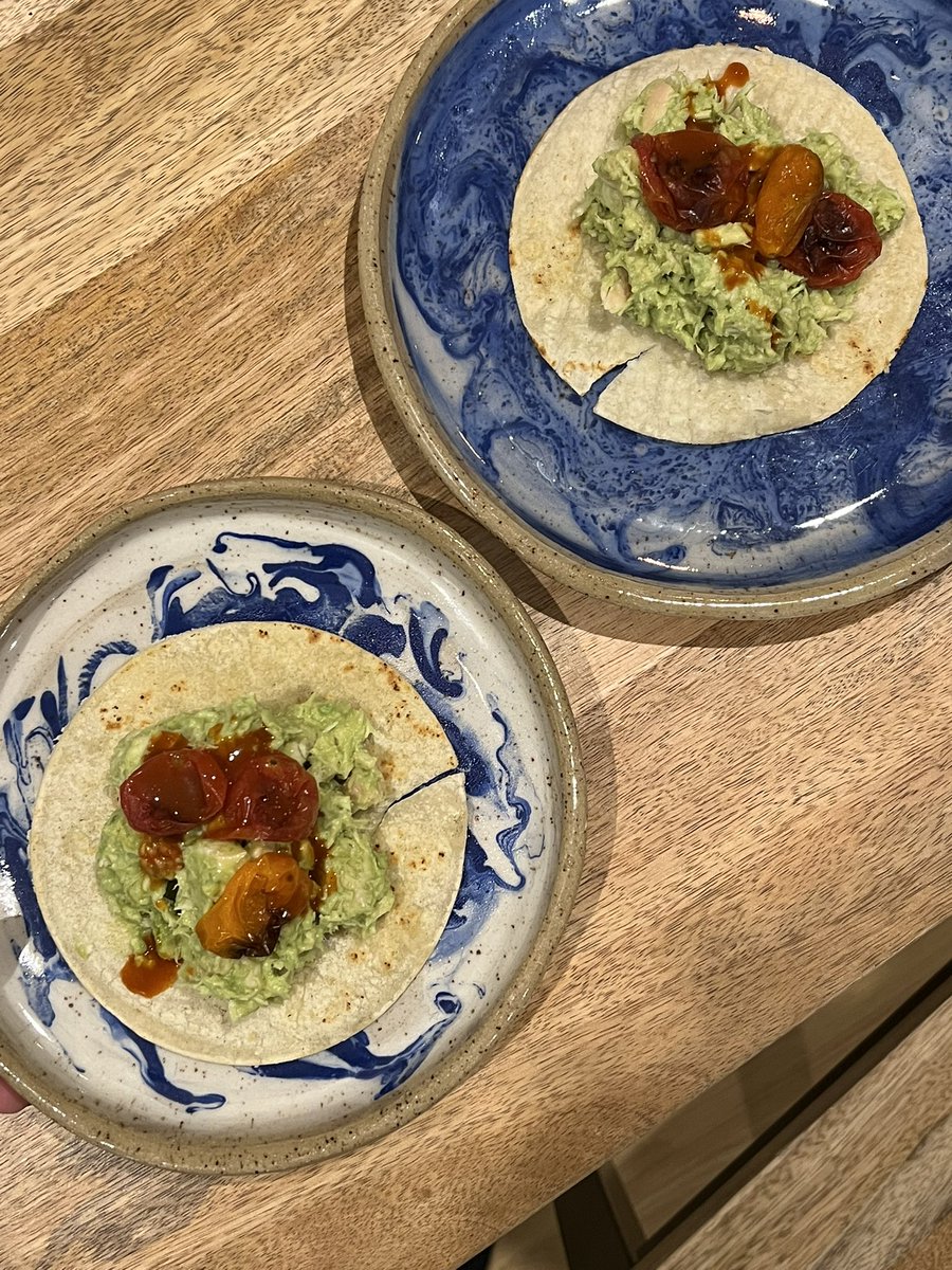 AndreaSalgadoO's tweet photo. Nada que mucho aguacate con limón y sal, tomates al horno y @CholulaHotSauce no puedan salvar 🤪 https://t.co/4nzW5DFbT7