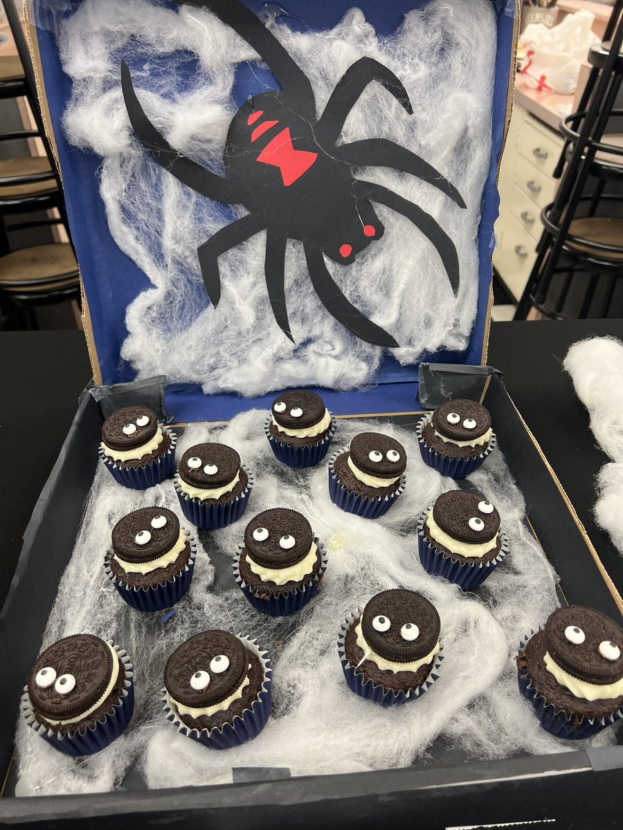 LVCulinaryArts's tweet photo. Happy Halloween from #LVCulinaryArts Cupcake Wars!
🧁🎃👻🧁🎃👻🧁🎃👻🧁🎃👻   
Thank you @TwoSaucyBroads for donating pizza boxes 😘😘  #createdelicious
#fsdlearns
@LaderaVistaJH 
@FullertonSD https://t.co/9skQCydM89