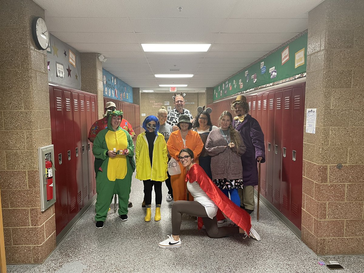 Halloween fun @HeritageD100! Love the 6th grade team and how full of spirit they are getting into the Halloween fun! Way to go 6th grade! @BerwynSouth100 #hmsfalcons #halloweenfun #favoritestorybookcharacters @dhaury2 @SclassroomMrb @Mrs_Coalson @MisterDillon1 @MsLosacco