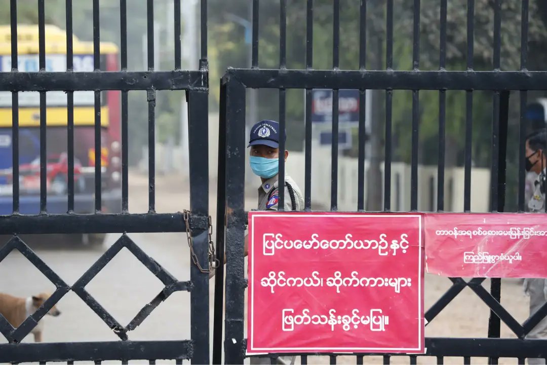 PMaypyo's tweet photo. The injustic and inhumane  torturing  towards Political prisoners increasing in prisons of Myanmar. NEED URGENT INVESTIGATION FROM @ICRC and #HumanRightsViolation
#WhatsHappeningInMyanmar
#MyanmarMilitaryTerrorists https://t.co/PY56Dp4qmf