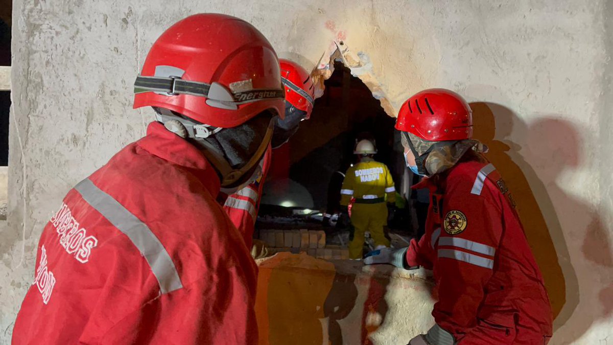 Riesgos_Ec's tweet photo. #SimulacroNabón | En el barrio Rosas, bomberos de #Nabón realizan ejercicios de búsqueda y rescate en estructuras colapsadas en donde se rescata a 2 personas heridas y una fallecida. En la zona se activa el Puesto de Mando Unificado. 

#Azuay
#GestiónDeRiesgosEc https://t.co/2HtyYHqxlF