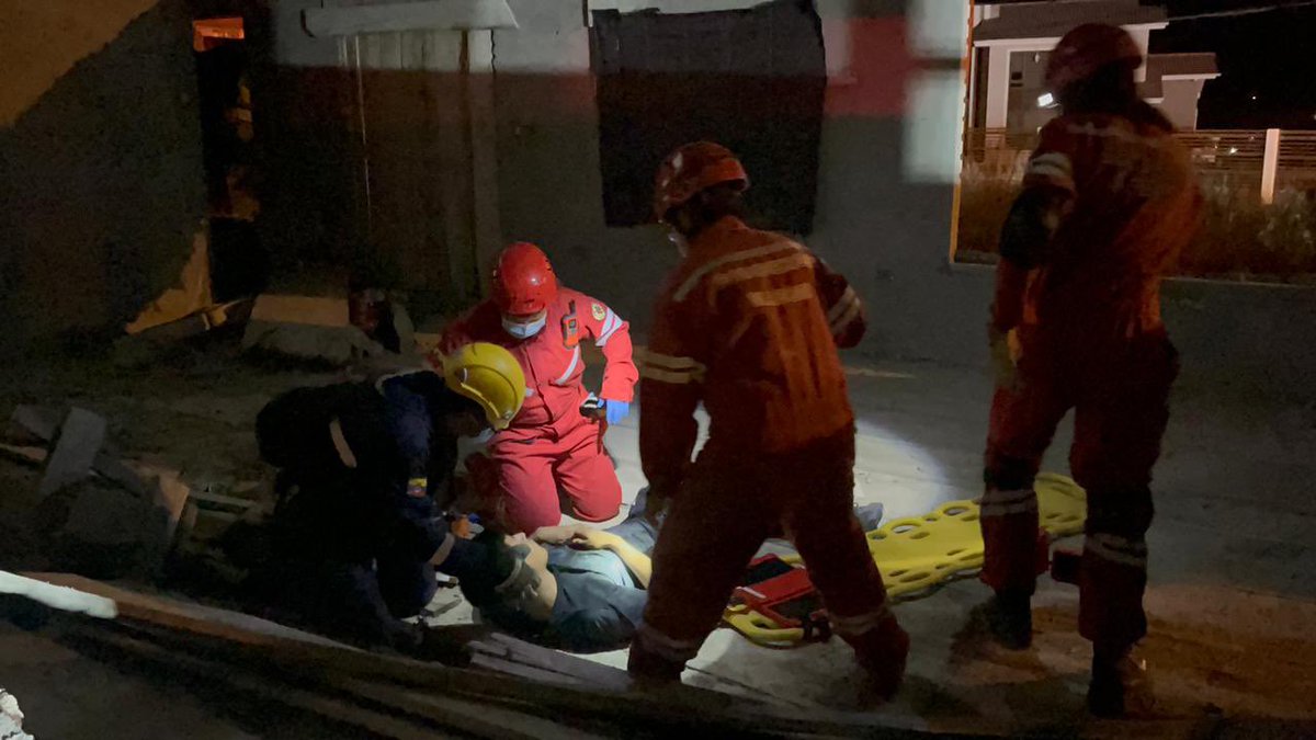 Riesgos_Ec's tweet photo. #SimulacroNabón | En el barrio Rosas, bomberos de #Nabón realizan ejercicios de búsqueda y rescate en estructuras colapsadas en donde se rescata a 2 personas heridas y una fallecida. En la zona se activa el Puesto de Mando Unificado. 

#Azuay
#GestiónDeRiesgosEc https://t.co/2HtyYHqxlF