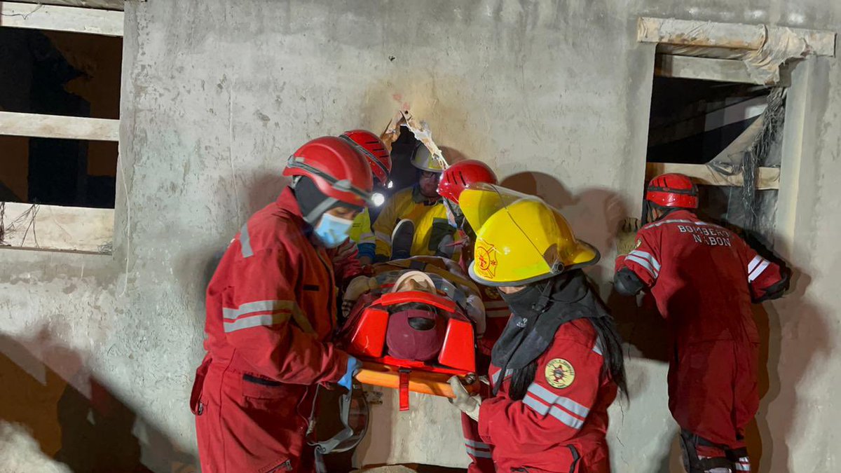Riesgos_Ec's tweet photo. #SimulacroNabón | En el barrio Rosas, bomberos de #Nabón realizan ejercicios de búsqueda y rescate en estructuras colapsadas en donde se rescata a 2 personas heridas y una fallecida. En la zona se activa el Puesto de Mando Unificado. 

#Azuay
#GestiónDeRiesgosEc https://t.co/2HtyYHqxlF