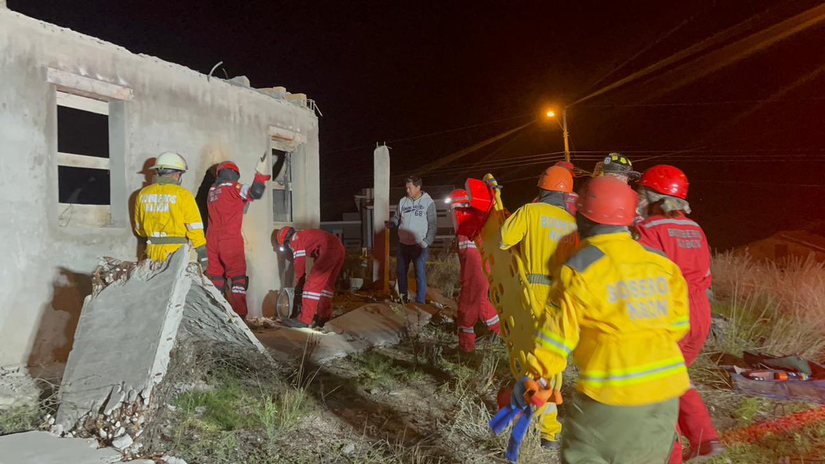 Riesgos_Ec's tweet photo. #SimulacroNabón | En el barrio Rosas, bomberos de #Nabón realizan ejercicios de búsqueda y rescate en estructuras colapsadas en donde se rescata a 2 personas heridas y una fallecida. En la zona se activa el Puesto de Mando Unificado. 

#Azuay
#GestiónDeRiesgosEc https://t.co/2HtyYHqxlF