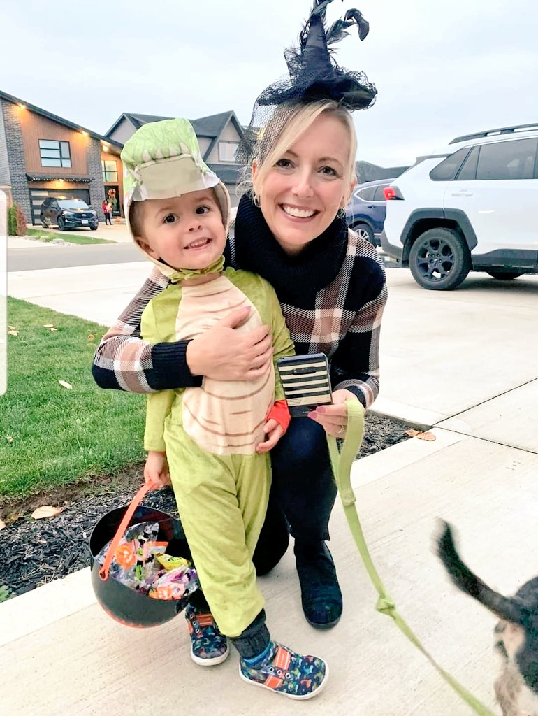 CandiceAustin24's tweet photo. My little grandbabe was the highlight to all my neighbours 💚🖤This dinosaur lover knows how to roar to every different dinosaur! 🦖🦕🦖🦕
Halloween was so much fun!!
#HappyHalloween #Grandboy
#Dinosaur #YoungGrams #MyWorld #BestChapter https://t.co/Qe4vQKR2eS