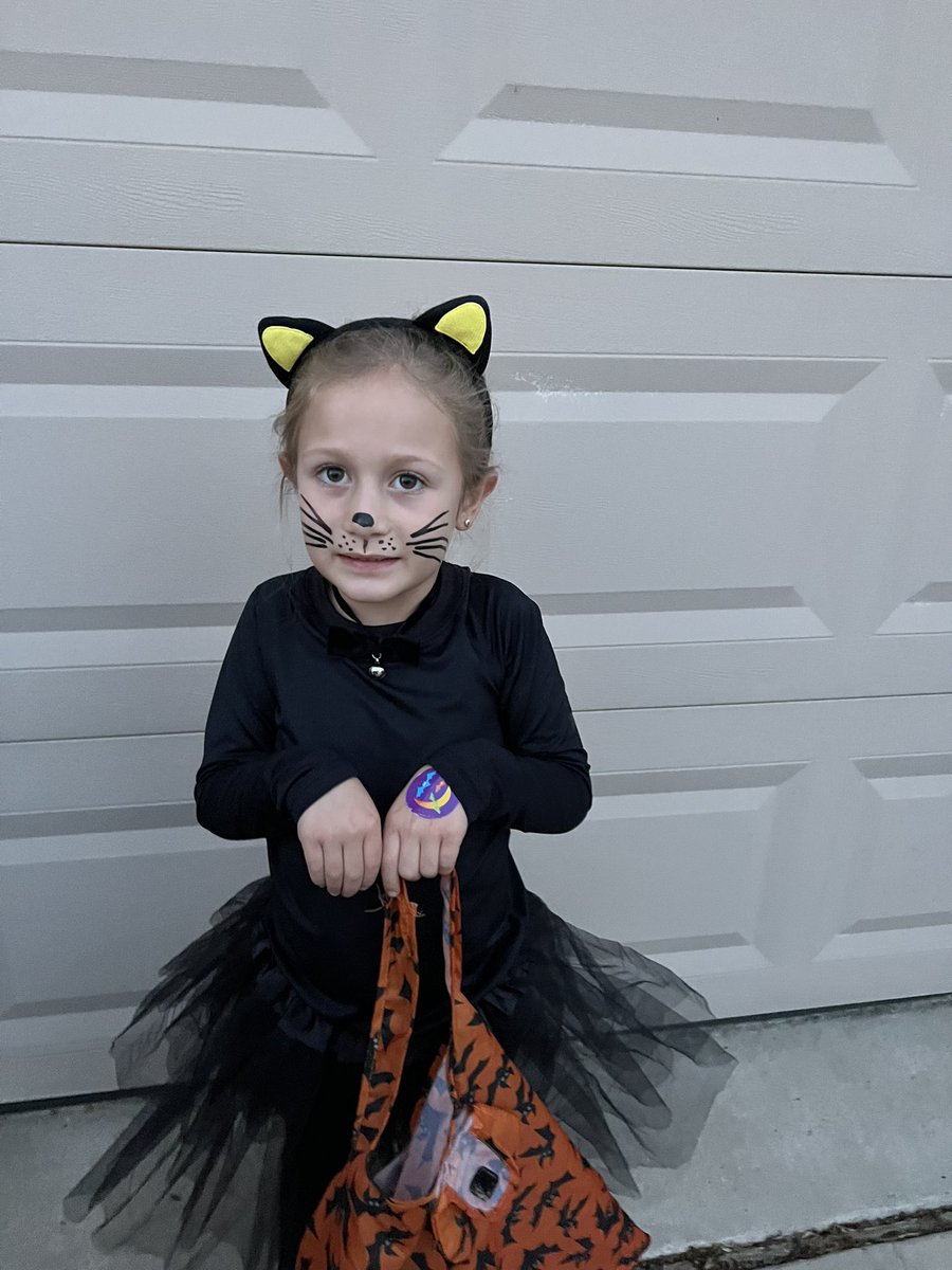 Ashh_TX's tweet photo. @WinAsOneTeamKia A witch has to have her black cat 🧙🏻‍♀️🐈‍⬛ https://t.co/vhfmdjGlyc