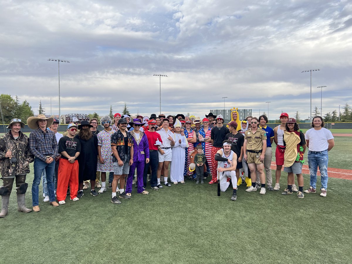 Halloween game was a success!  ⁦<a href="/AVCAthletics/">AVCMarauderAthletics</a>⁩
