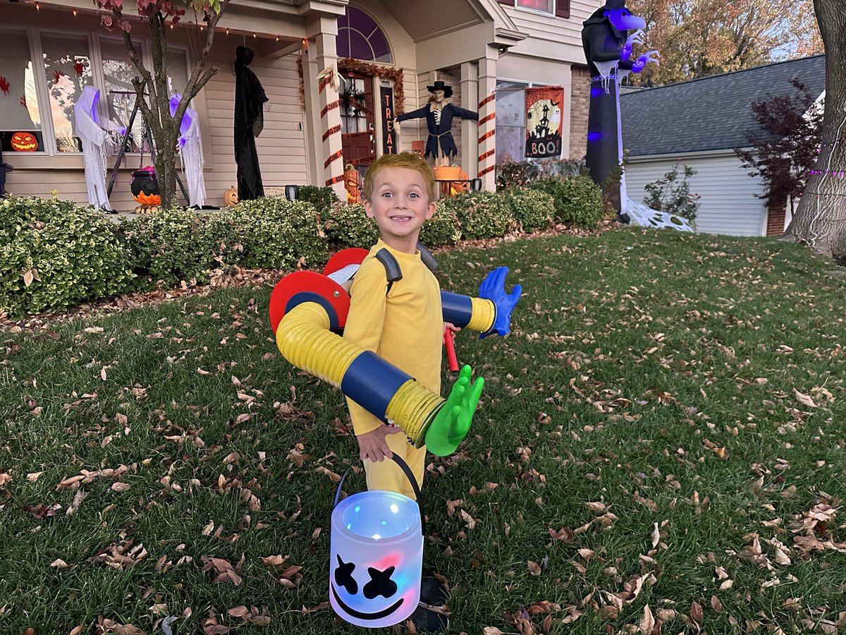 brian63304's tweet photo. My son wanted to be Player One from Poppy Playtime (@mobgamesstudios) for Halloween. He loved the homemade GrabPack! https://t.co/OFeaPwwGYf
