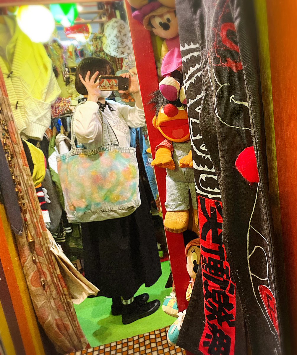 kaya1209's tweet photo. HMSさんのハンドペイント大バッグ入荷しました✨160cmのわたしが持つとこのくらいです🎶

お問い合わせや通販もお待ちしています🎶

@snacktomiko 

#宮崎ひとみ
#HMS
#bag
#ゆめかわ
#painting 
#イラスト好きさんと繋がりたい
#絵描きさんと繋がりたい
#ハンドメイド好きさんと繋がりたい https://t.co/Le9DbZ2i9c