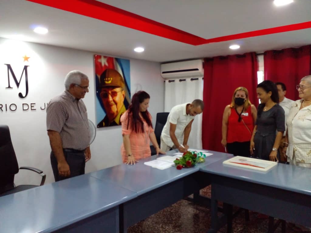 Oscar_CubaTSP's tweet photo. Hoy concluyó la entrega del cargo de Director de Informatización de Simón Julio Chung a Aliuska Vidal y de Jefe de Servicios Informáticos a Annyer Reyes. Reconocimos el trabajo de Chung durante más de 15 años. Éxitos a los jóvenes que asumen estas estratégicas tareas. @CubaMinjus https://t.co/cGvvpdrOFN