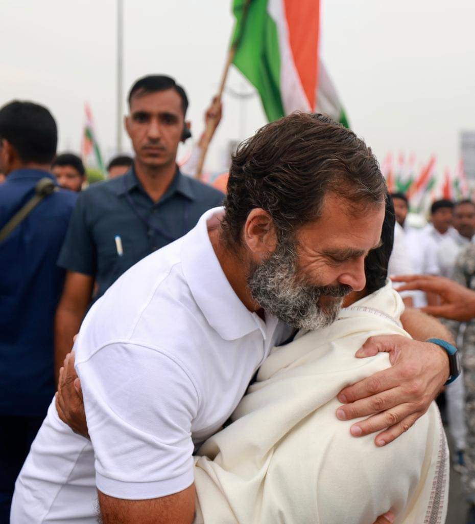 YogiAjay3's tweet photo. रोहित वेमुला, सामाजिक भेदभाव और अन्याय के विरुद्ध मेरे संघर्ष का प्रतीक है, और रहेगा।

रोहित की माता���ी से मिल कर, यात्रा के लक्ष्य की ओर बढ़ रहे कदमों को नया साहस, और मन को नई शक्ति मिली।
#BharatJodoYatra 
#Congress 
@RahulGandhi https://t.co/zXEvHEyTc1