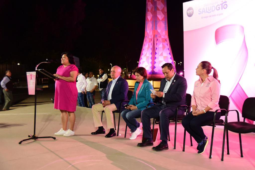 La prevención y detección oportuna del cáncer de mama no termina con el #OctubreRosa; todo el año hay que estar al pendiente de síntomas, y haciendo autoexploración constante. 🎀 Gracias al Secretario de Salud de @SaludGuanajuato, el @DrDanielDiazGto, por hacernos partícipes.