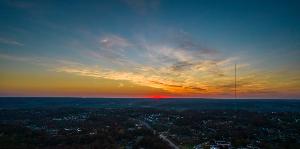 TheKracka's tweet photo. Happy Halloween 🎃 #Halloween #sunset #gettoknowMO https://t.co/eeEyXR7mZA