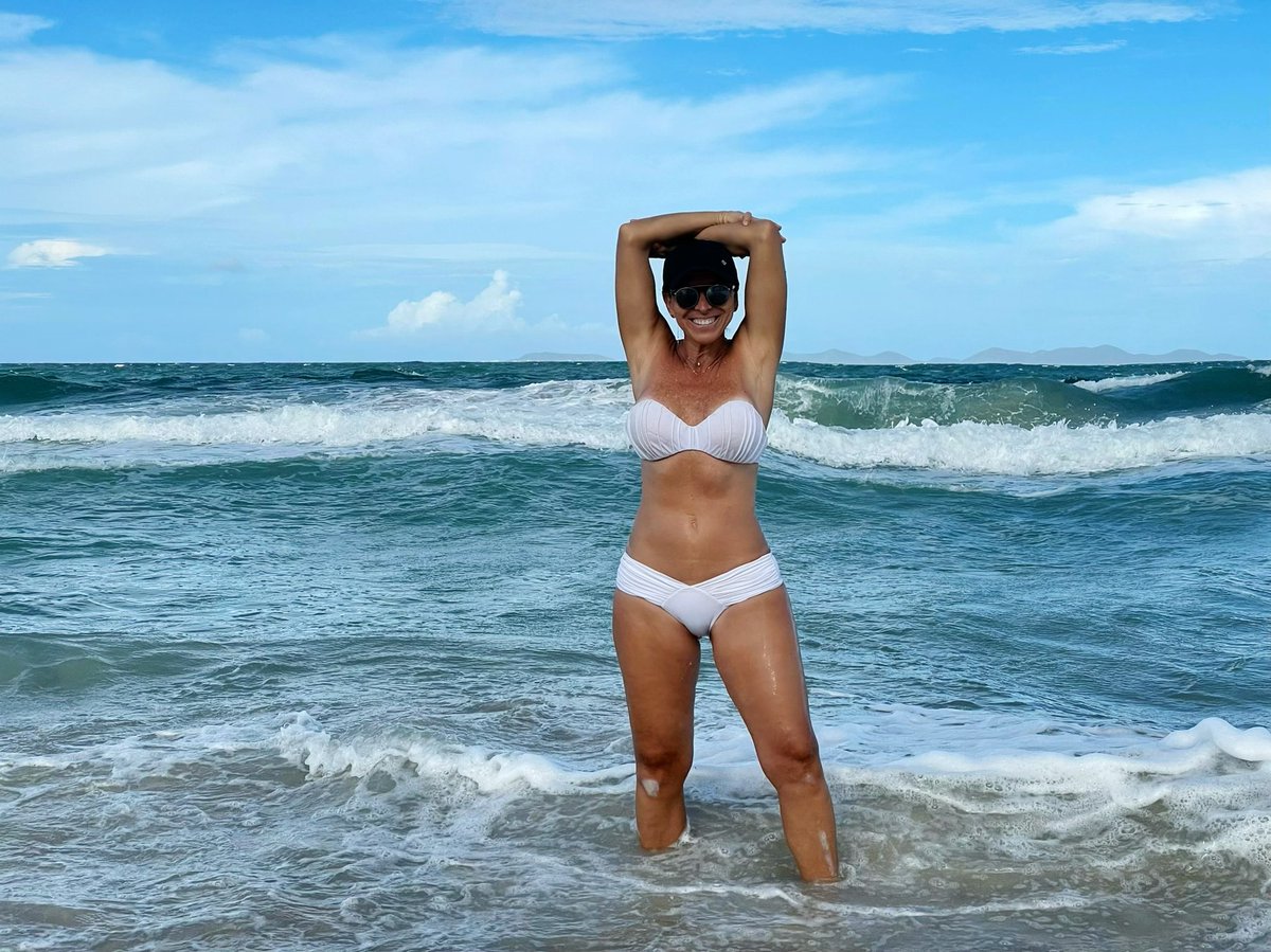 Vestida por el mar
Silenciada por el viento 
Abrazada por el sol
Contenida por la familia
Consentida por l@s amig@s
Mientras más adverso los tiempos, más hemos de mimarnos, atendernos y cuidarnos buscando espacios que nos regulen, equilibren y restituyan nuestra armonía interior