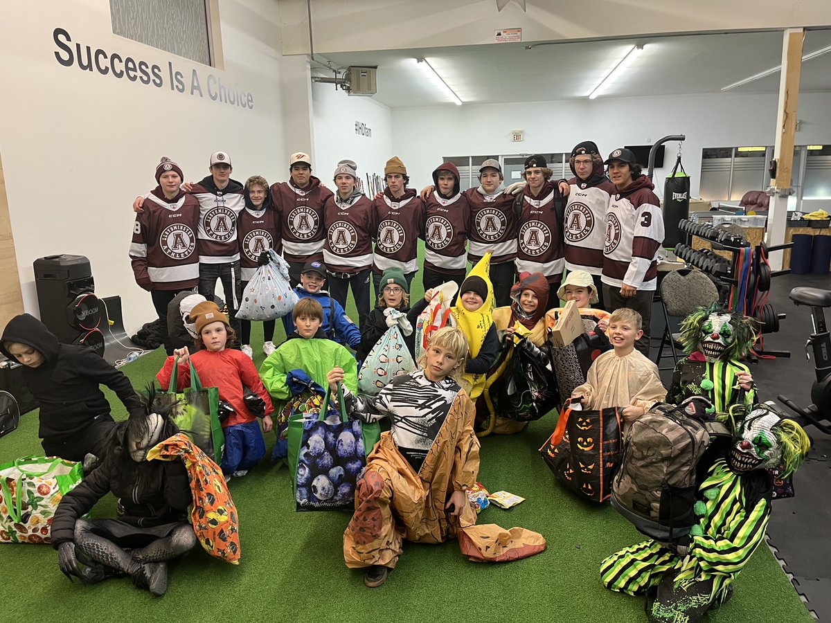 tindall34's tweet image. Thanks to the @Athletics_JPHL for taking our U11 Blazers trick or treating tonight! Great night of fun and team bonding. Can’t wait for the boys to pay the Coach tax on Wednesday at practice! #coffeecrisp @InfoIhd