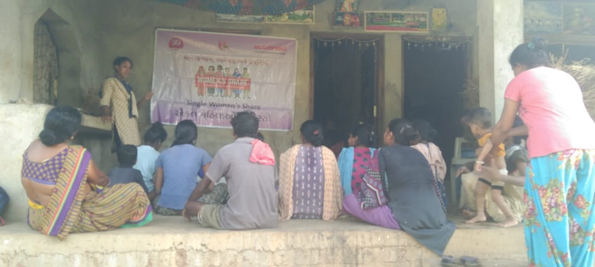 psushila92's tweet photo. #SingleButNotAlone
#WomensShare
Meeting with youth, community and women on the issues of property rights, witch craft and government entitlements under campaign on single women rights in Navsari district of Gujarat. @CollectorNav
@CMOGuj @ActionAidIndia @HansaRathod16 https://t.co/ymv9c2f8K2