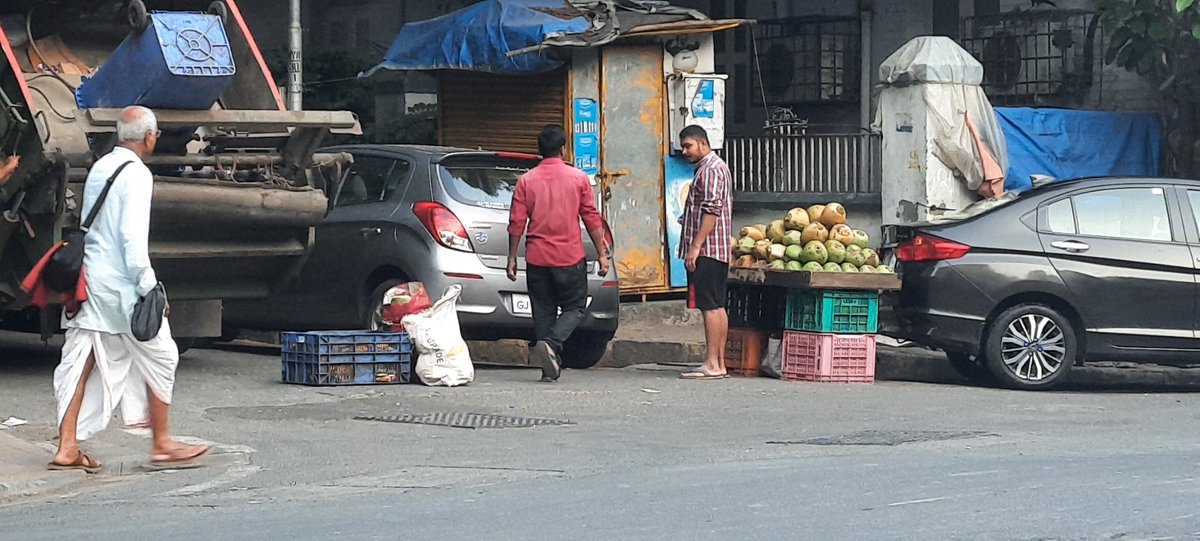 Better4Gamdevi's tweet photo. @mybmcWardD @MumbaiPolice @mayor_mumbai @MPLodha
Encroachment on the road at Vachha Gandhi Marg Need Immediate Action ( 😂VIP SERVICE & LICENCE GIVEN by BMC ❓️@mybmc @mybmcSWD – at Vachha Gandhi Marg https://t.co/XitixMT9Ie