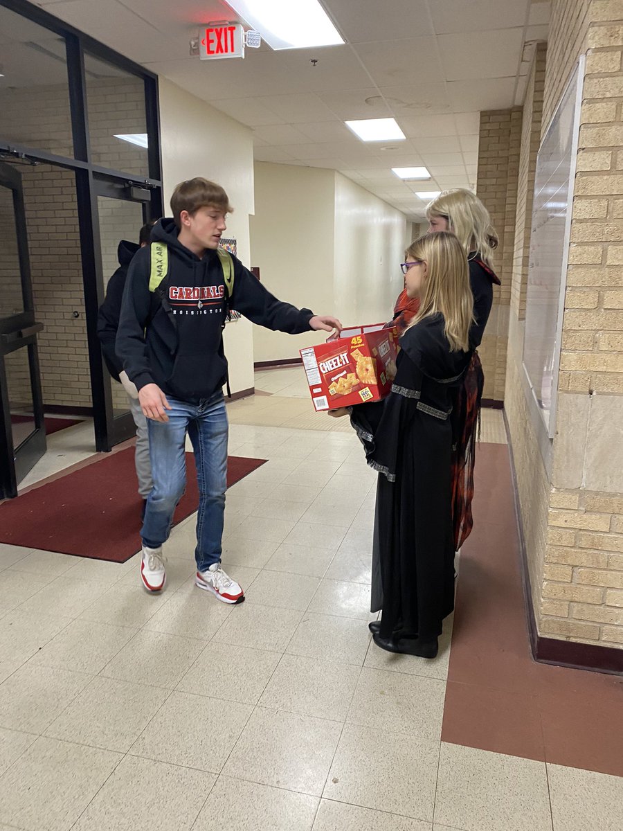 HoisingtonKay's tweet photo. Happy Halloween from KAY! https://t.co/ULHt3lz5hr