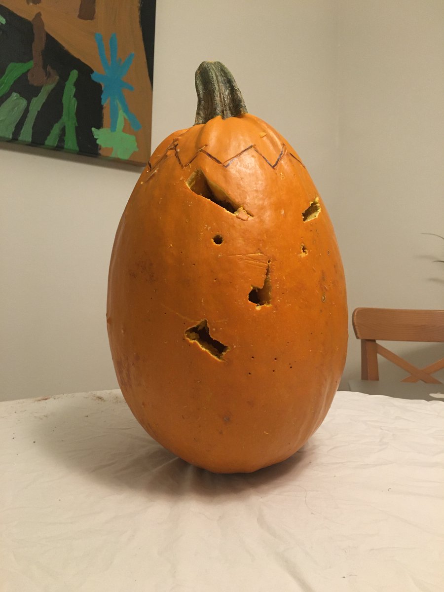 LisaChenWing's tweet photo. Happy Hallowe'en! Here's the #daomingsi jack o'lantern my child carved at school. #meteorgarden https://t.co/laMryQvSYg