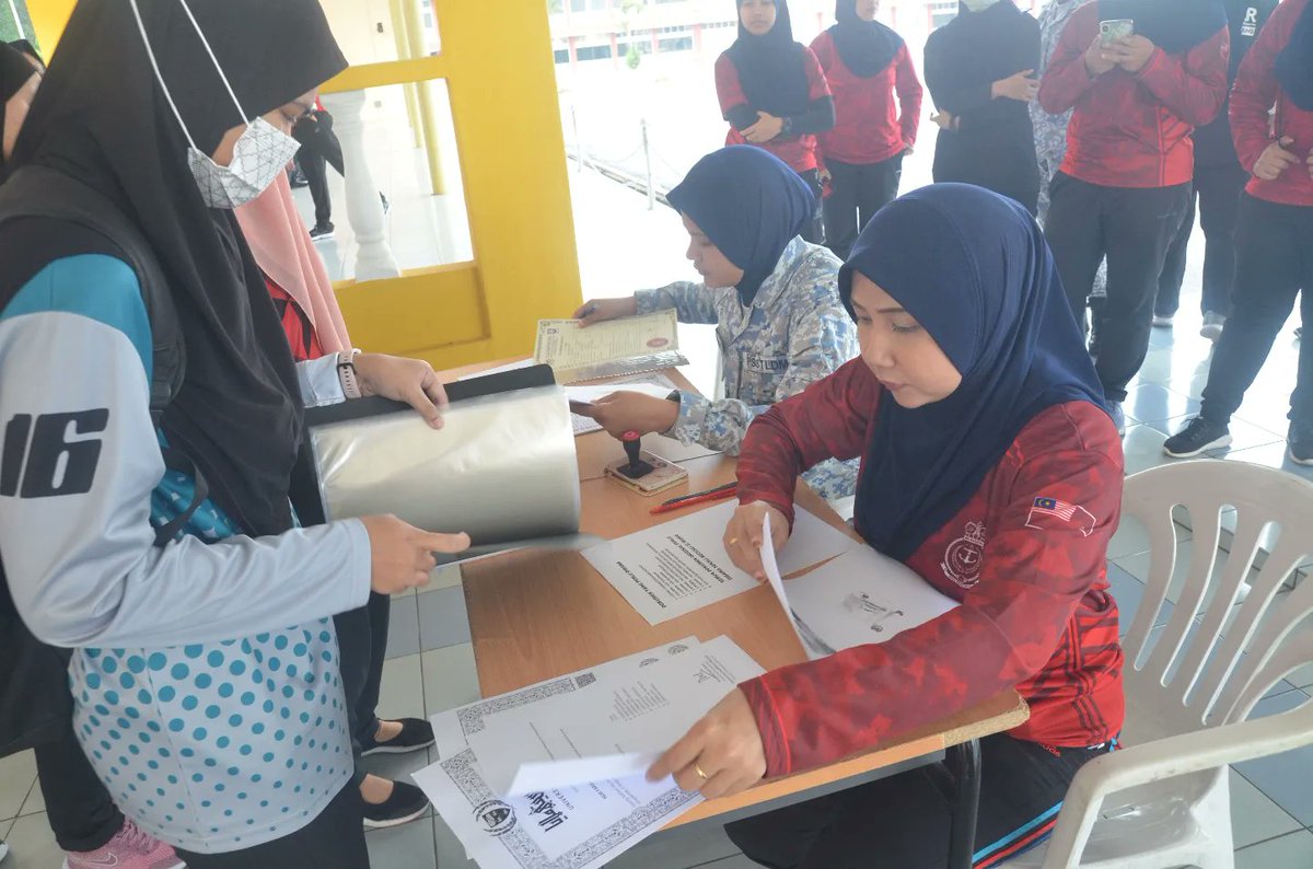 KdManjung's tweet photo. Pada 29. Oktober . 2022 Unit KD SRI MANJUNG telah melaksanakan Pengambilan Pegawai Kadet dan Perajurit Muda PSSTLDM KD SRI MANJUNG bagi siri 02/22.
Seramai 53 dipanggil untuk menghadiri temuduga daripada jumlah itu, seramai 45 orang telah terpilih untuk ke peringkat seterusnya. https://t.co/rnD27zaPPK