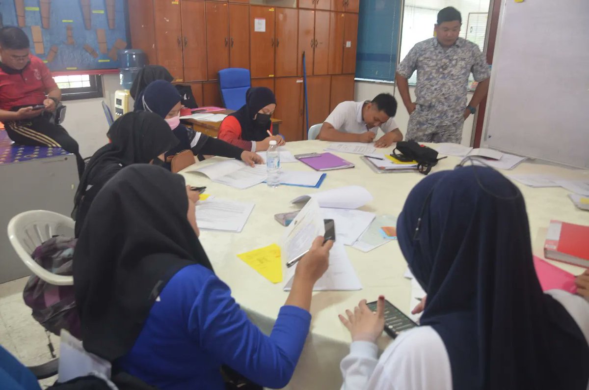 KdManjung's tweet photo. Pada 29. Oktober . 2022 Unit KD SRI MANJUNG telah melaksanakan Pengambilan Pegawai Kadet dan Perajurit Muda PSSTLDM KD SRI MANJUNG bagi siri 02/22.
Seramai 53 dipanggil untuk menghadiri temuduga daripada jumlah itu, seramai 45 orang telah terpilih untuk ke peringkat seterusnya. https://t.co/rnD27zaPPK