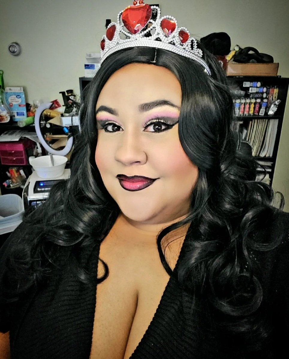 NelLovespell's tweet photo. Off With His Head!!! Live on https://t.co/vWjJCv8aZL Pull Up, Tab Up, Sip Up and Snack Up on this Whole Entrée 🤪 😋 😜 
#NelLovespell #TheLovespellPalace #BeSureToPullUp #ThiccccNPurdy #BBW #AllOfTheLove #NelLovers #Nellers #NelsLoves #NelLovebugs #NelSinger #Nelody #NelsAngels https://t.co/yygZiVLr0e
