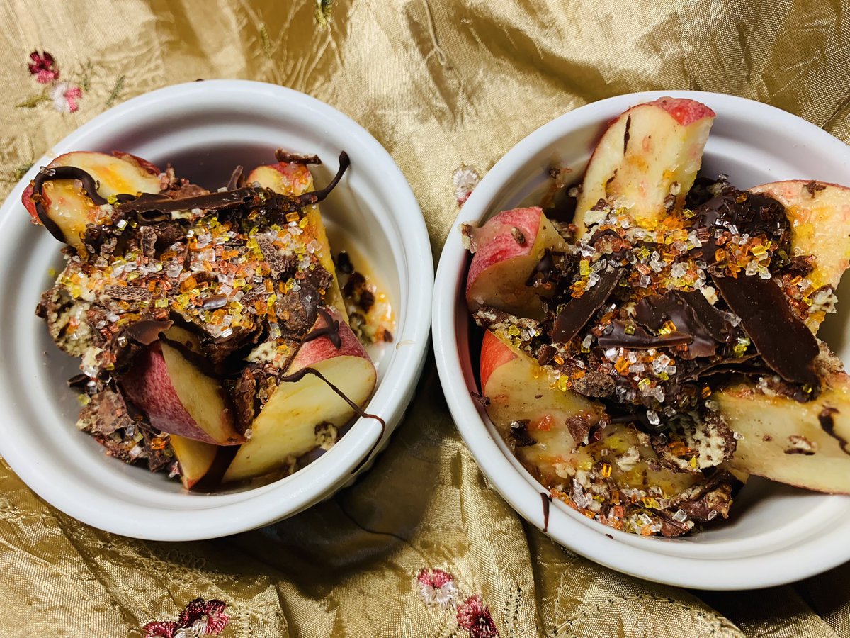 Tasty vegan caramel apples with <a href="/indiatree/">YOO JIHYUN</a> rainbow sugar inspired by The Hidden Veggies #nondairy <a href="/oatly/">Oatly</a> #veglakeshore
thehiddenveggies.com/vegan-caramel-…
