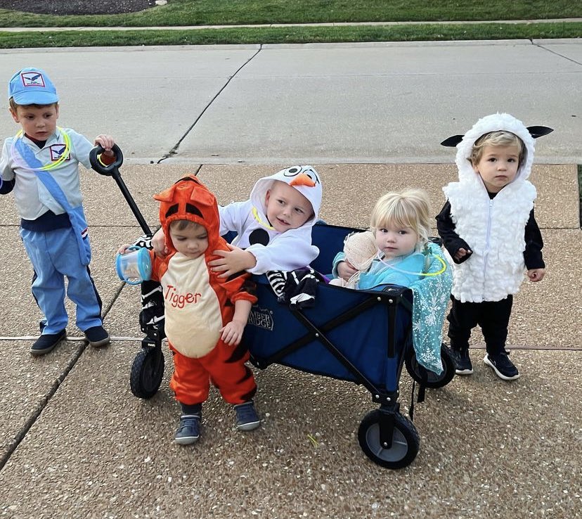 dmusso4's tweet photo. Happy Halloween from the Musso Family! 🐑🎃👻🍬 @BrianneMusso https://t.co/H1l7Fb4uNA