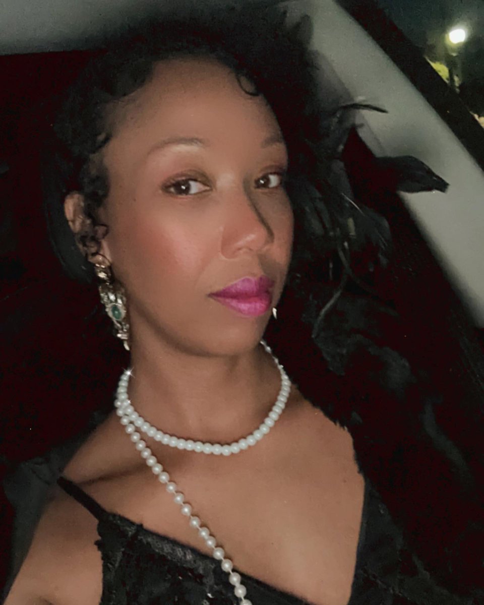 #HalloweenVibes 🔥🎃🌹

My costume was titled #HarlemRenaissance #Realness 

Which is honestly how I like to dress on a regular day🤷🏽‍♀️😆😘

Did I nail it?!