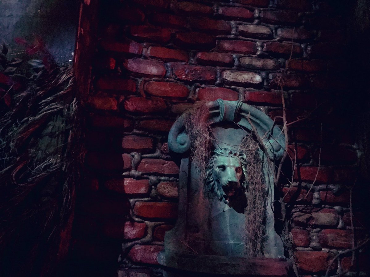 glintychaos's tweet photo. first the descendants bug waffle, now this in deadly unrest 😂👻 (today vs. previous) https://t.co/gwOVzVFAy6