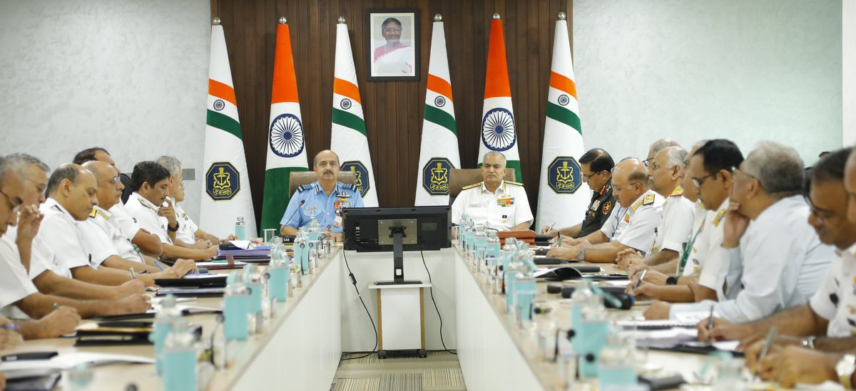 indiannavy's tweet image. Air Chief Marshal VR Chaudhari #CAS interacted with the naval commanders on Day 1 of the #NavalCommandersConference.  Deliberations on avenues of augmenting #TriService #synergy &amp;amp; readiness towards the defence of the nation &amp;amp; #India’s national interests .

@IAF_MCC
#Jointness
