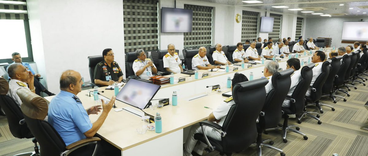 indiannavy's tweet image. Air Chief Marshal VR Chaudhari #CAS interacted with the naval commanders on Day 1 of the #NavalCommandersConference.  Deliberations on avenues of augmenting #TriService #synergy &amp;amp; readiness towards the defence of the nation &amp;amp; #India’s national interests .

@IAF_MCC
#Jointness