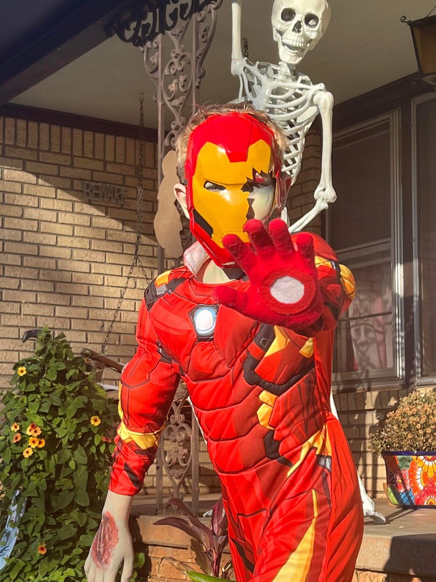 beguilingtechie's tweet image. My son, Jareth, wanted to be zombie Iron Man. We managed to pull it off with a little extra work today (made the mask from the clear packaging mold). #marvelwhatif #zombieironman @RobertDowneyJr