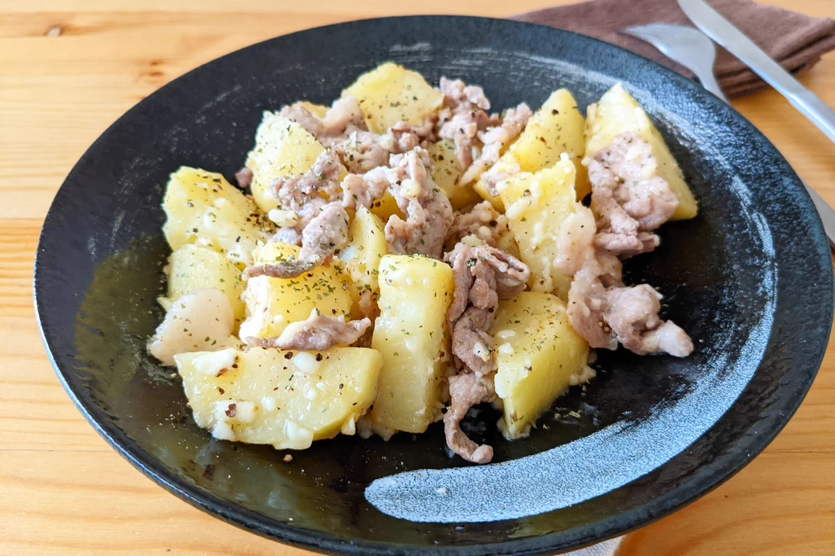 濃厚チーズが最高！「豚こまチーズジャーマンポテト」。